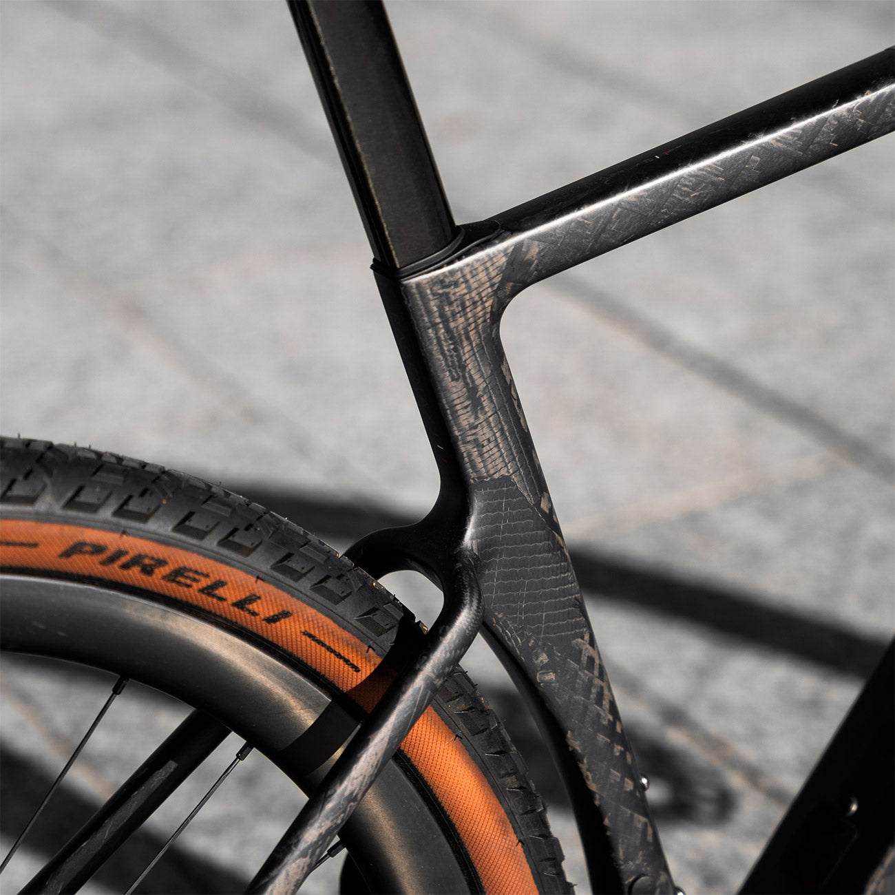 foto dettaglio colorazione carbonio trama x bicicletta gravel italiana