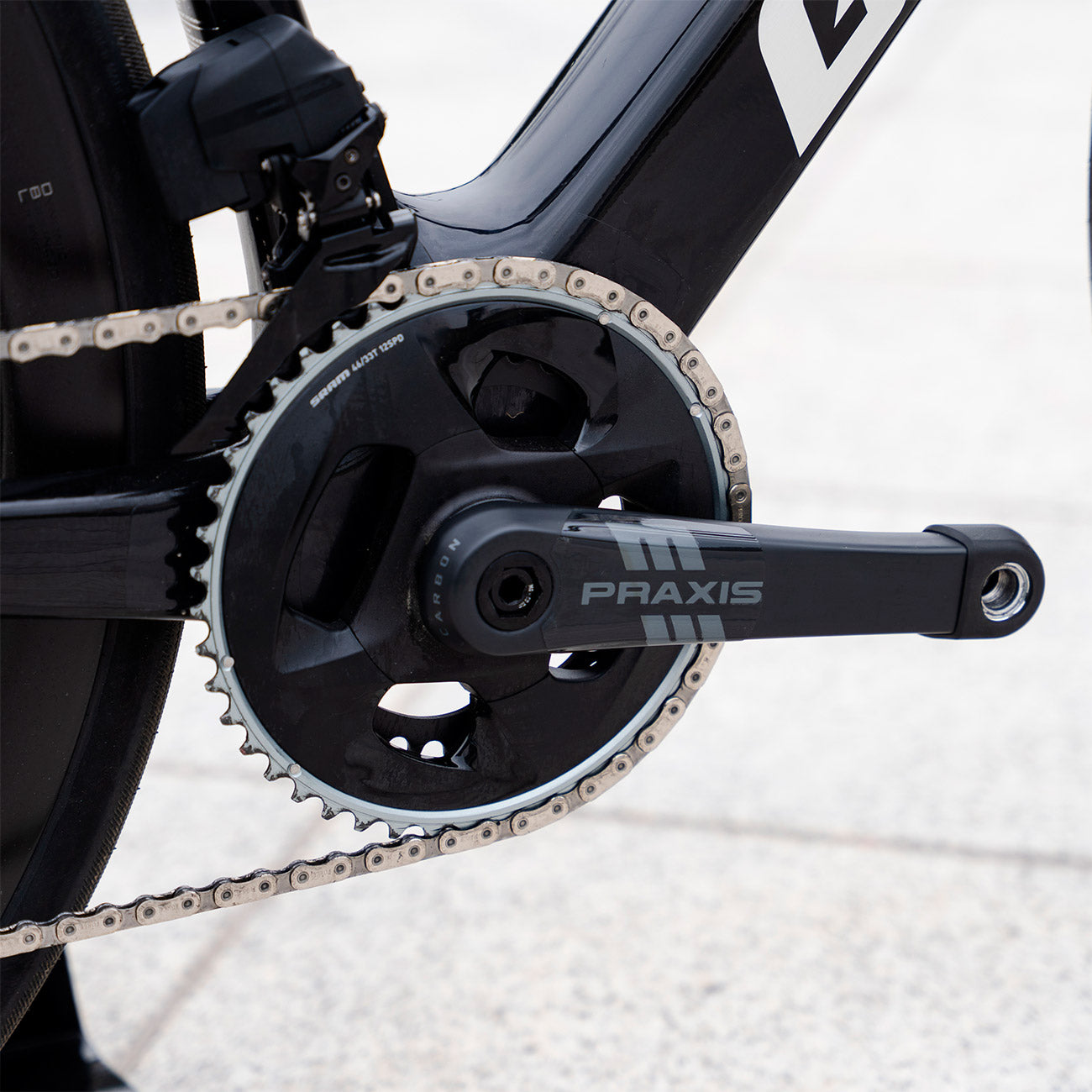 bici elettrica da corsa giant defy advanced e+ elite dettaglio guarnitura praxis in carbonio