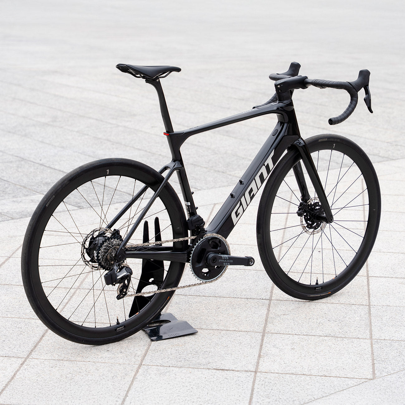 bicicletta da corsa elettrica giant dettaglio vista laterale