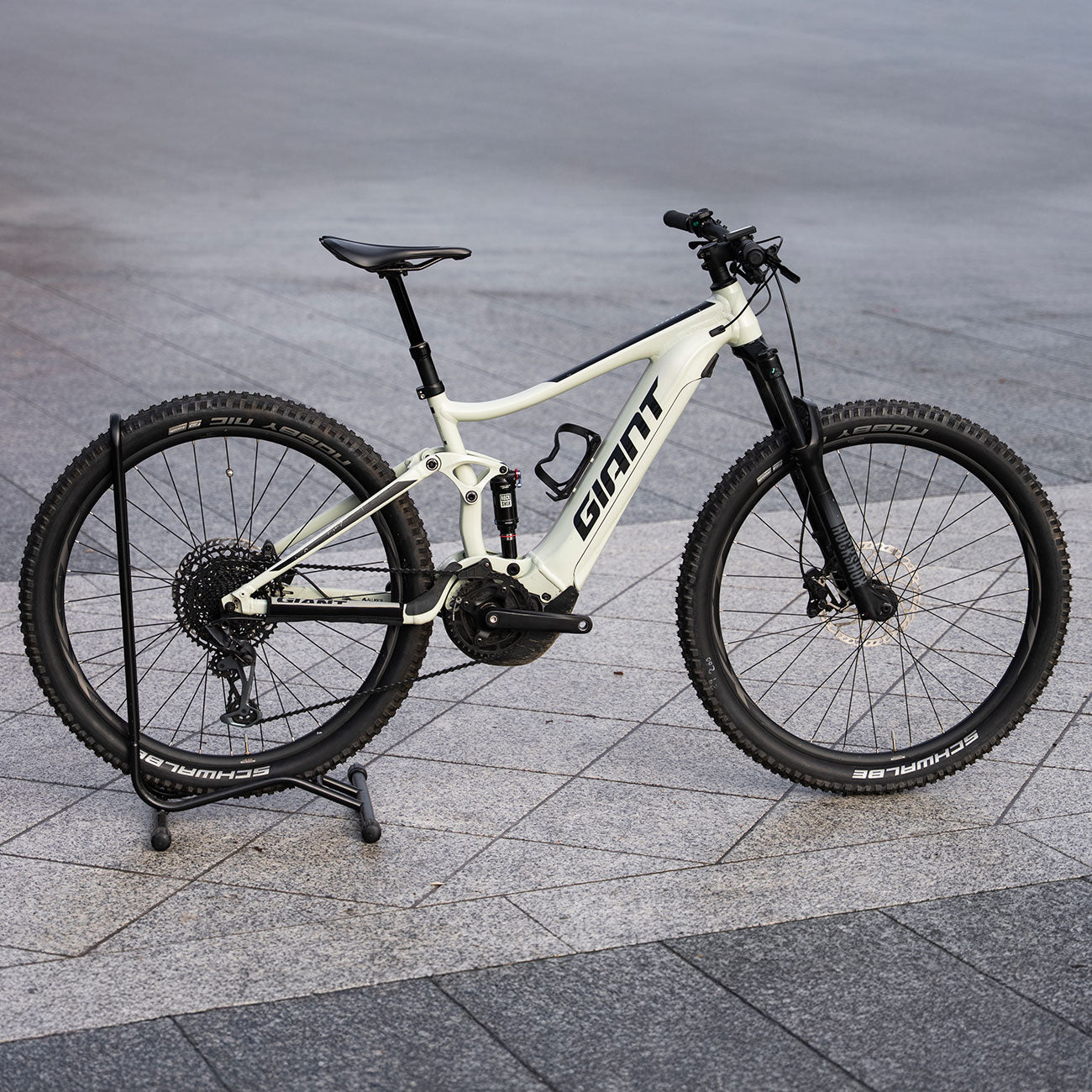 foto laterale Giant Stance E+ 1 625