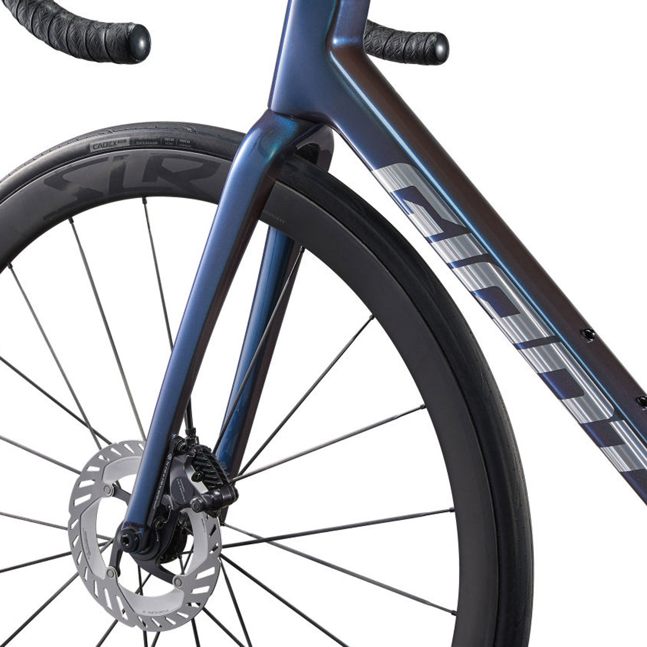 foto dettaglio ruota anteriore bici da corsa giant