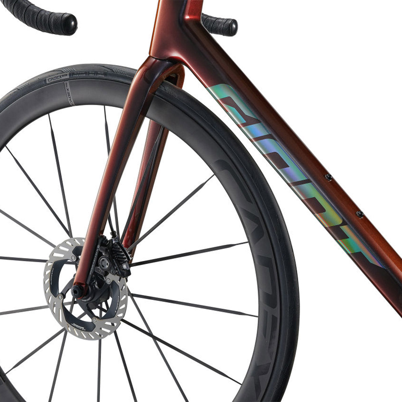 foto dettaglio ruota anteriore in carbonio ruote cadex 40 max