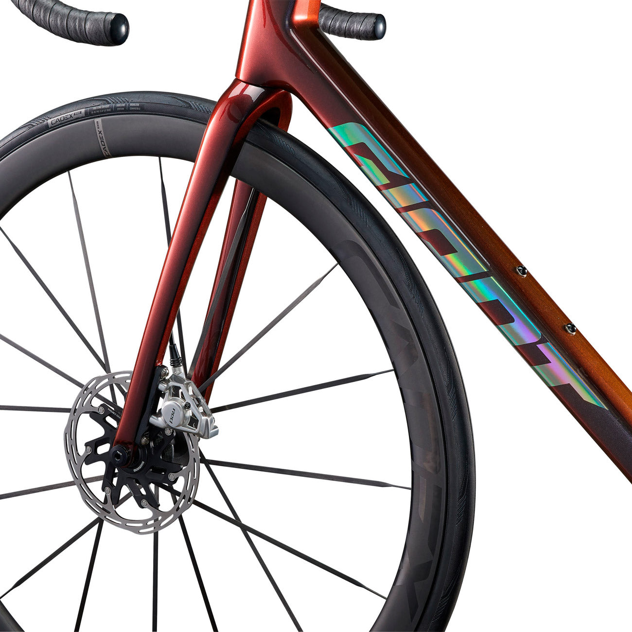 foto dettaglio logo giant e ruote cadex 40 max in carbonio