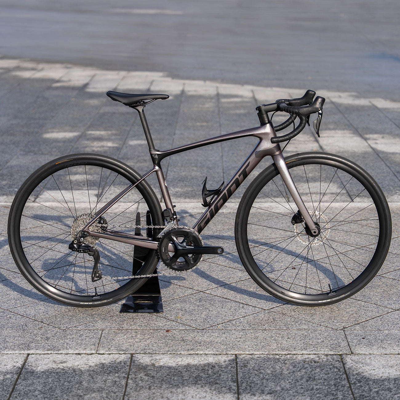 foto laterale bici da corsa Giant Defy Advanced 1 2023 taglia S