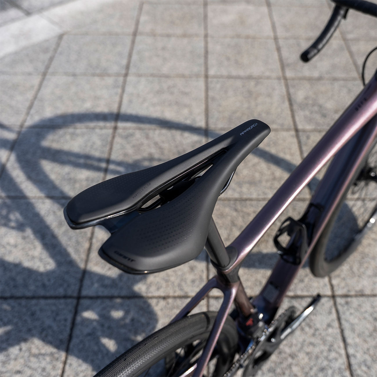 foto dettaglio sella bici da corsa Giant Defy Advanced 1 2023 taglia S