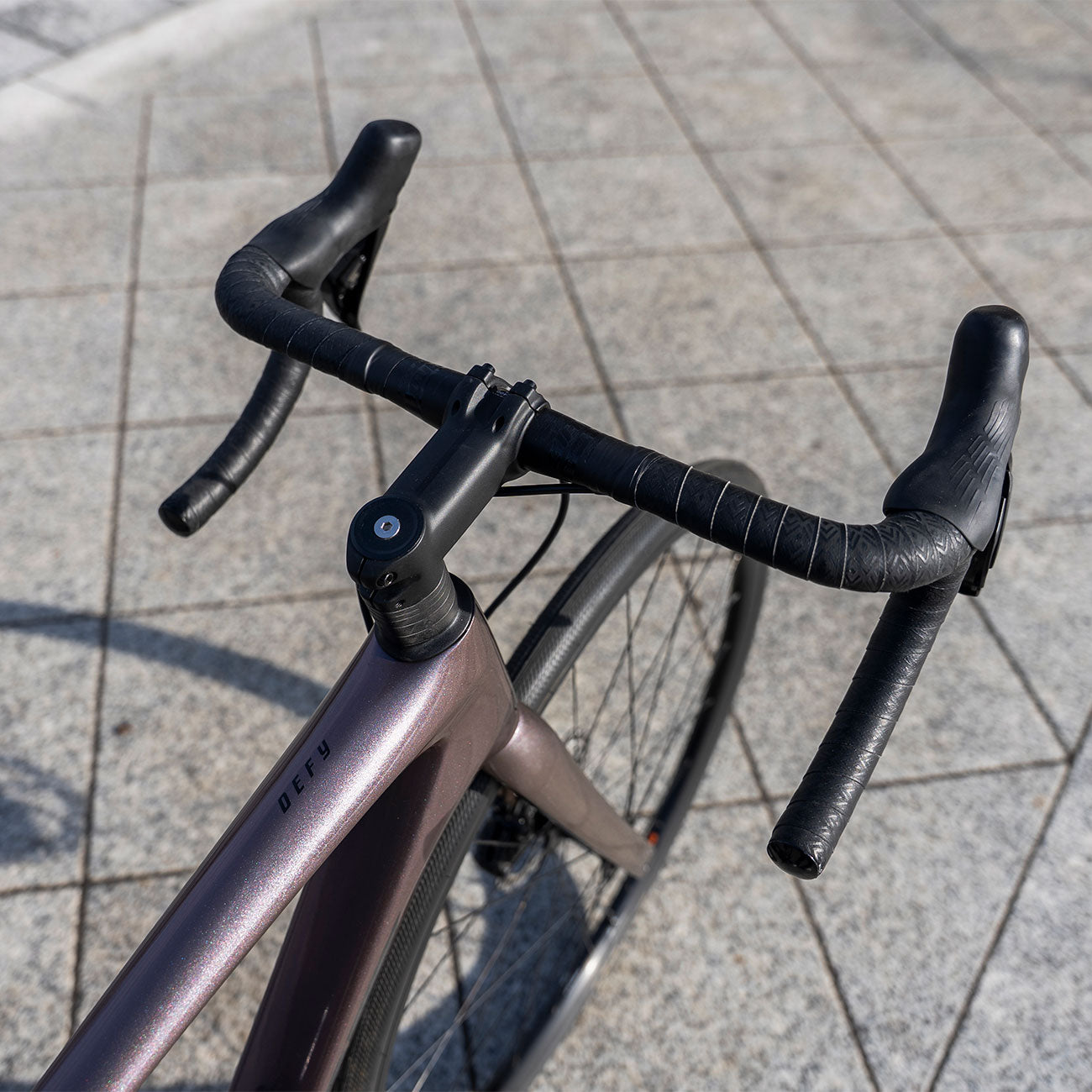 foto dettaglio manubrio bici da corsa Giant Defy Advanced 1 2023 taglia S