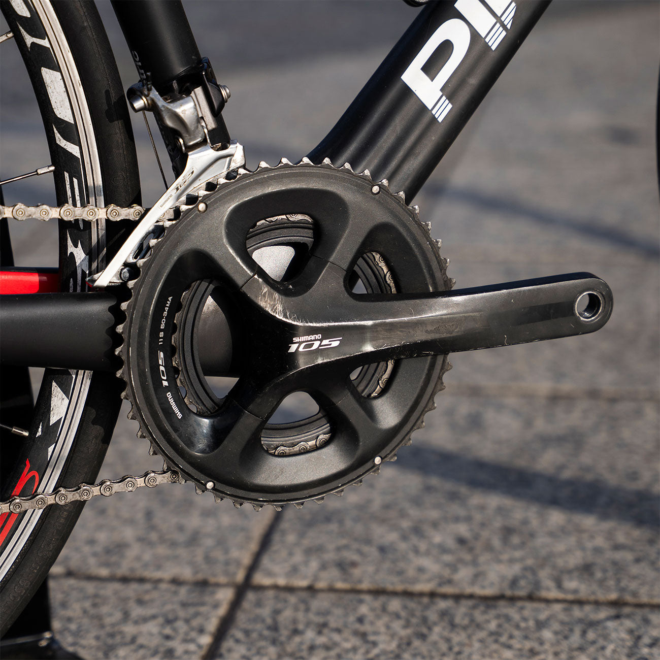 Foto dettaglio bici guarnitura Shimano 105