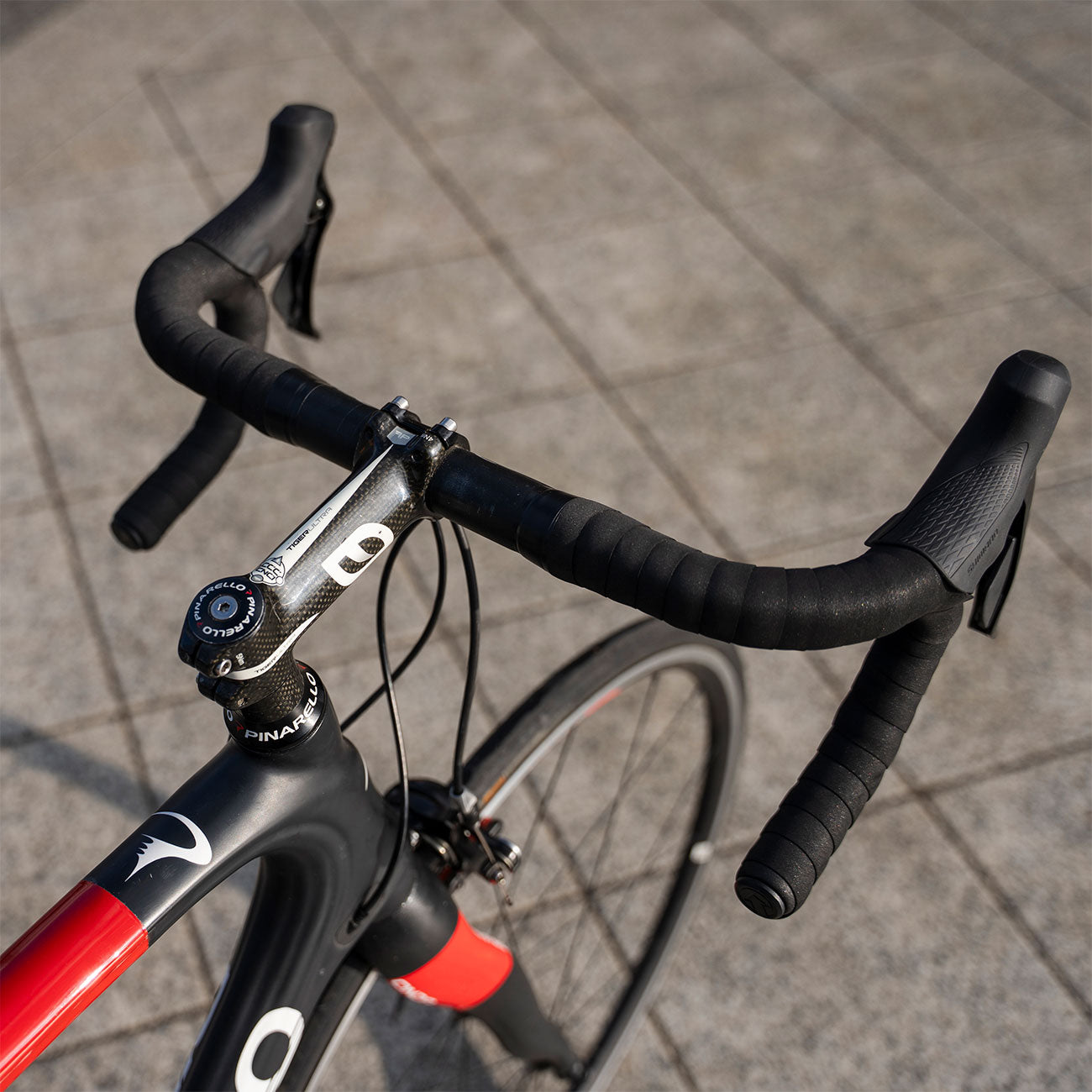 Foto dettaglio manubrio most bici da corsa Pinarello Razha