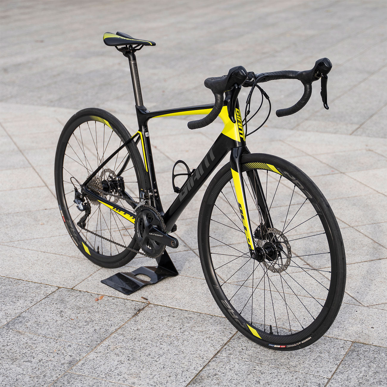 Foto dettaglio bici da strada giant defy in carbonio