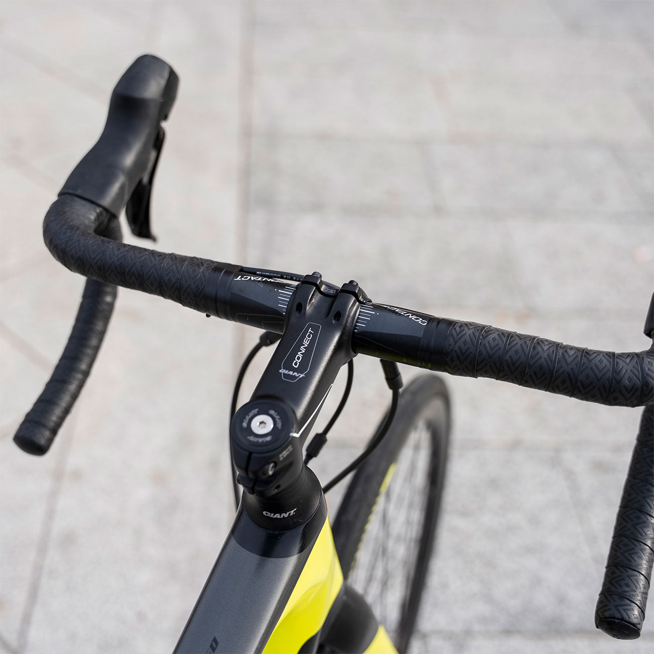 Foto dettaglio cockpit in alluminio bici da corsa in carbonio Giant Defy