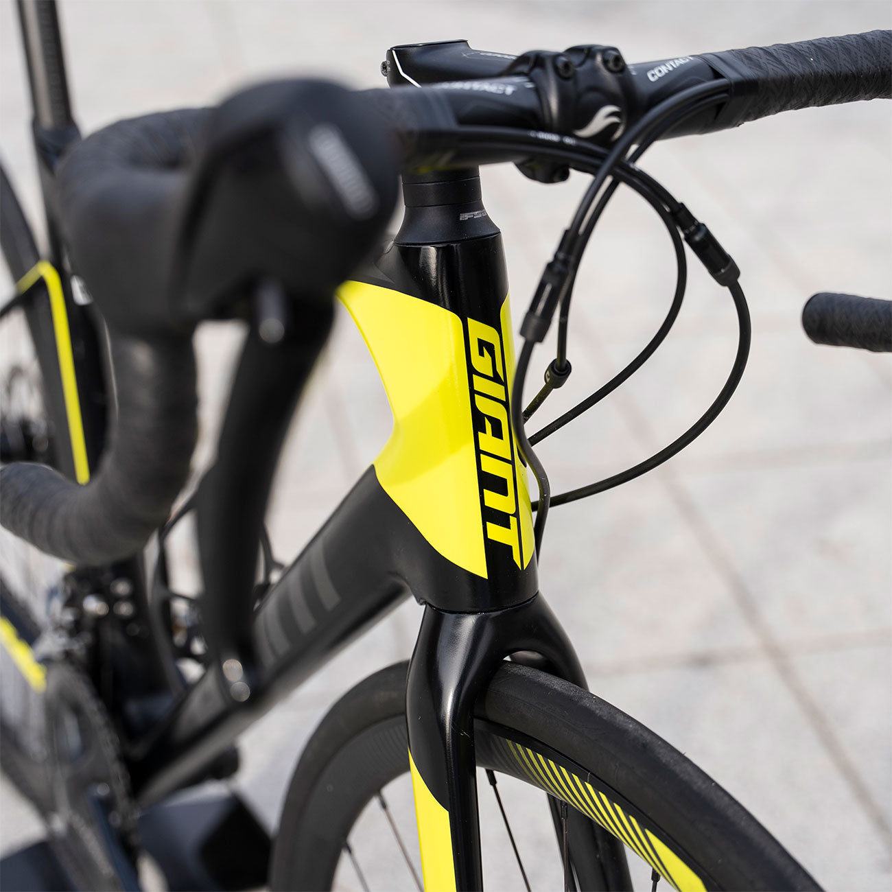 Foto dettaglio frontale bici da strada Giant Defy Advanced 1