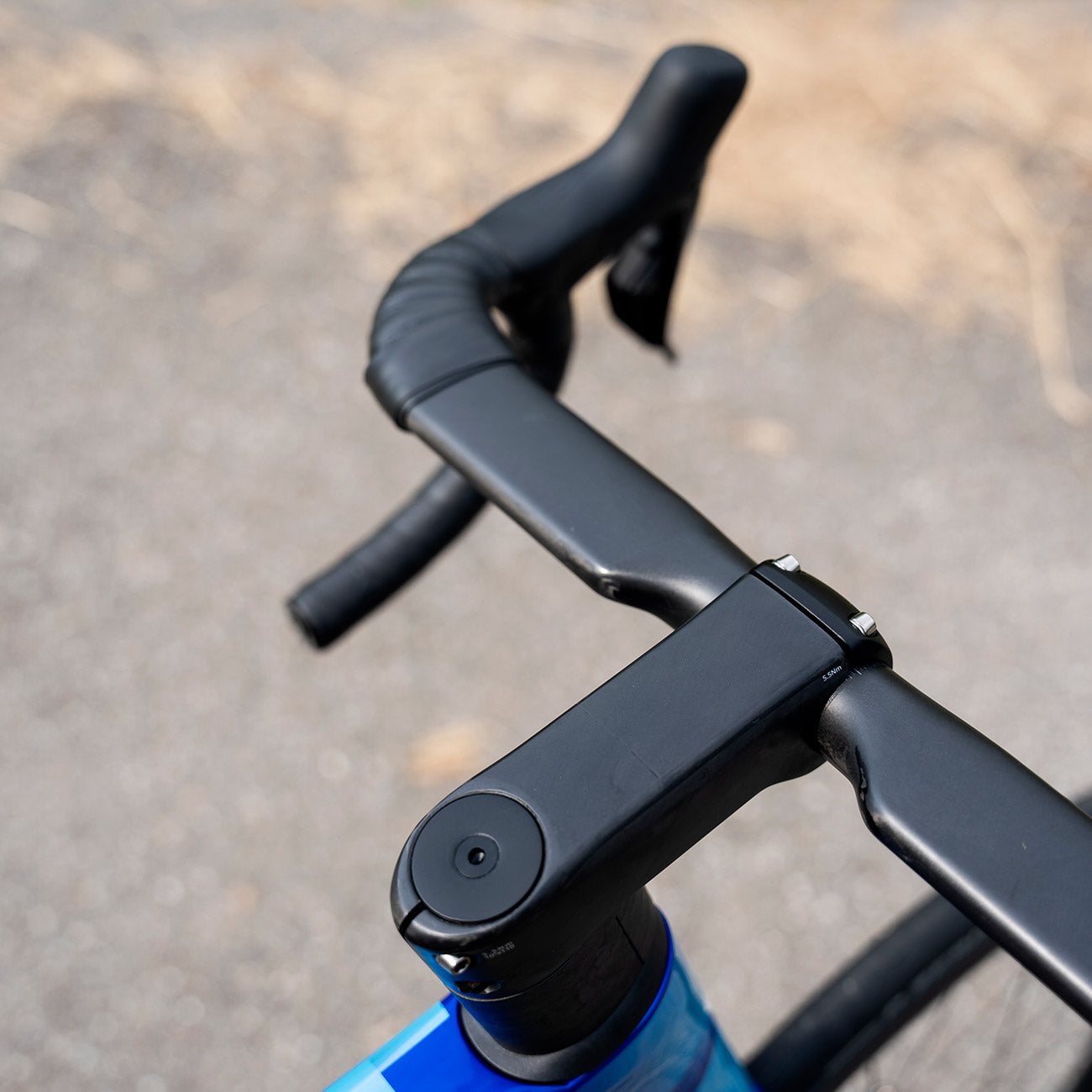 foto dettaglio piega e attacco manubrio in carbonio giant propel advanced sl cobal dark blue