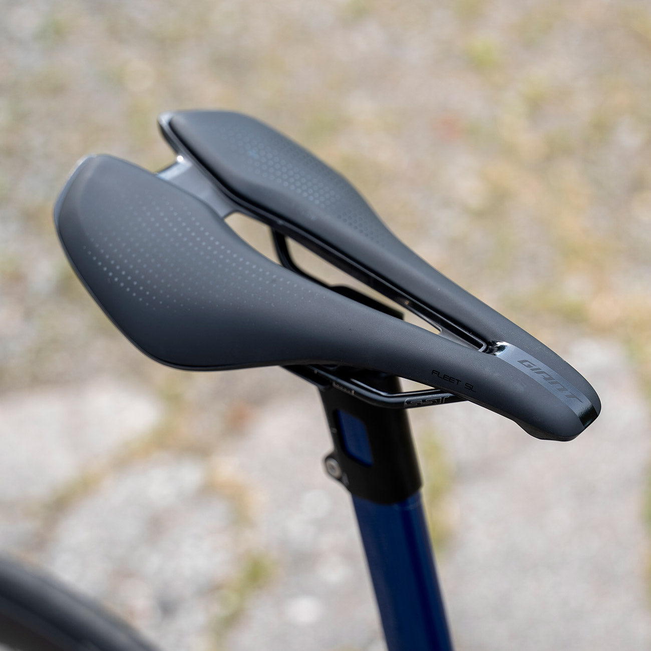 foto dettaglio sella bici in carbonio giant fleet slr