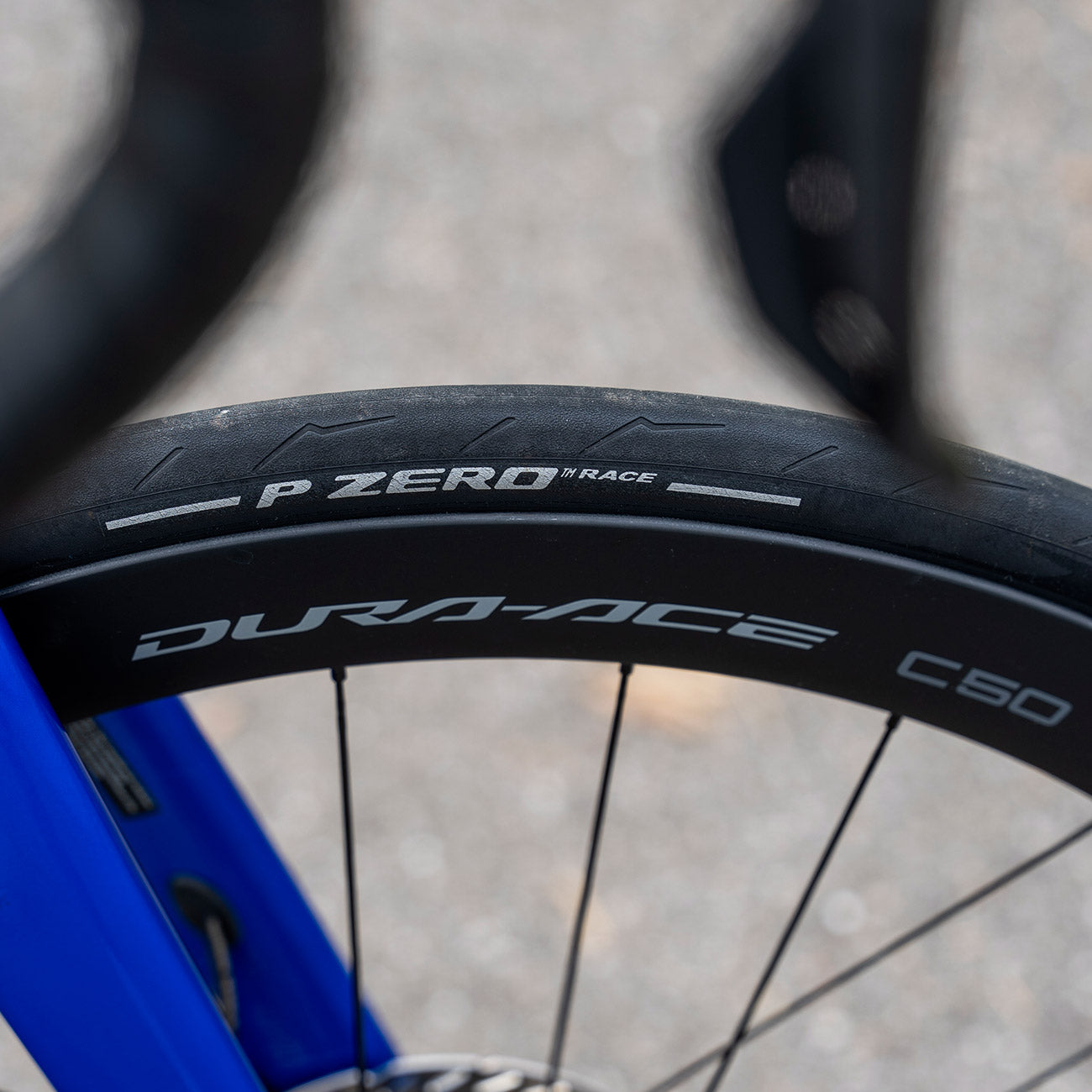 foto dettaglio ruota anteriore bici da corsa shimano dura ace c50