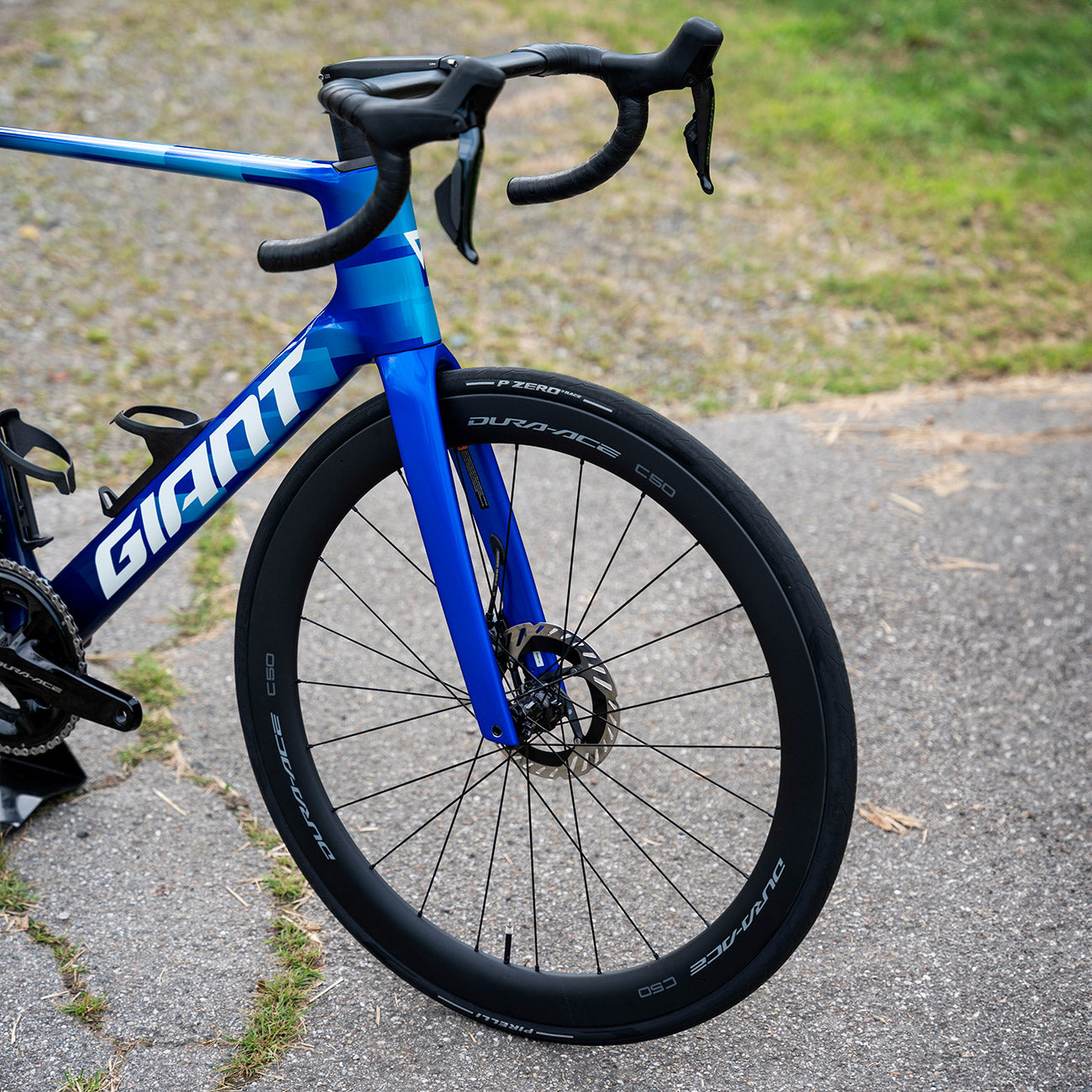 foto dettaglio anteriore bicicletta da corsa in carbonio giant propel advanced sl 2024 cobal dark blue