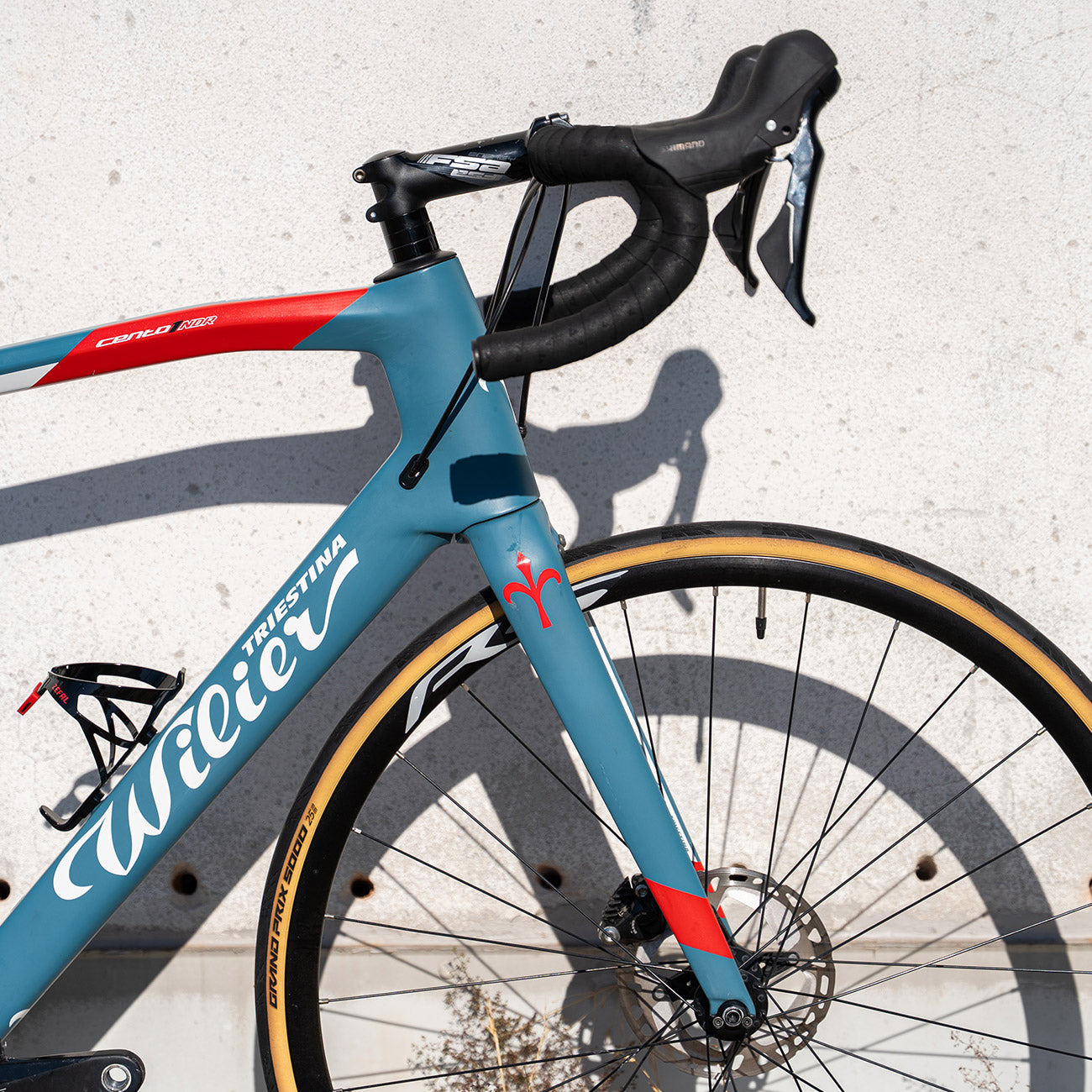 foto dettaglio sterzo bicicletta da corsa in carbonio wilier cento1 ndr usata