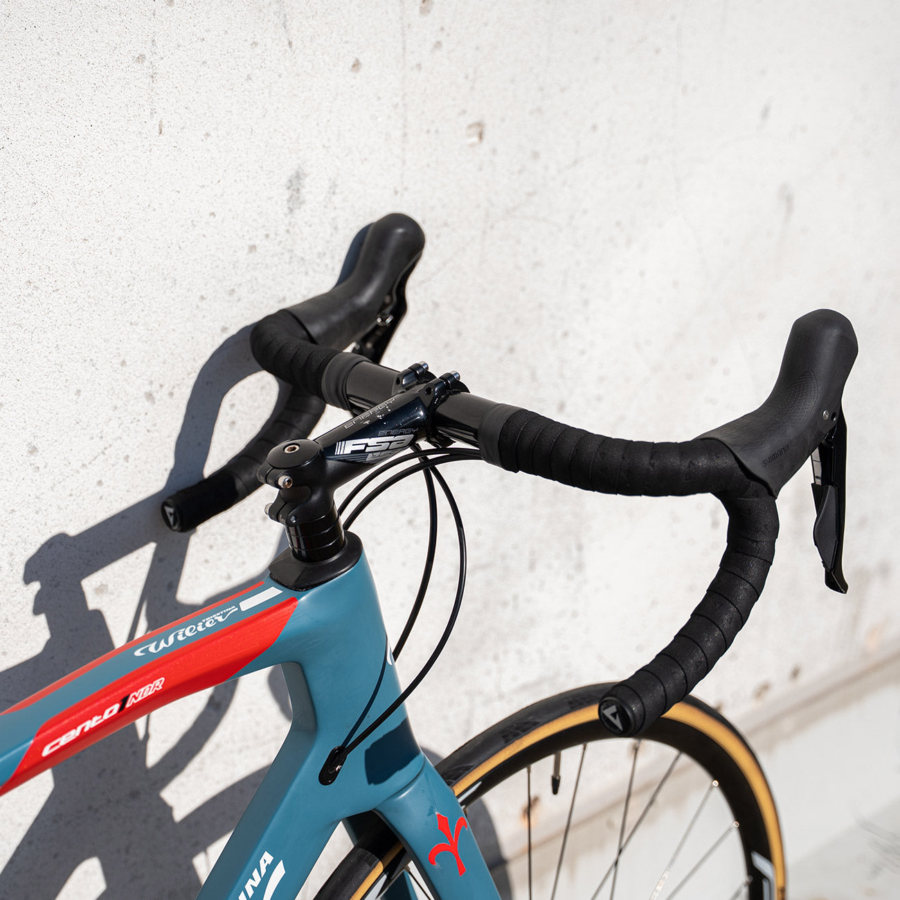 dettaglio sterzo bici da corsa in carbonio