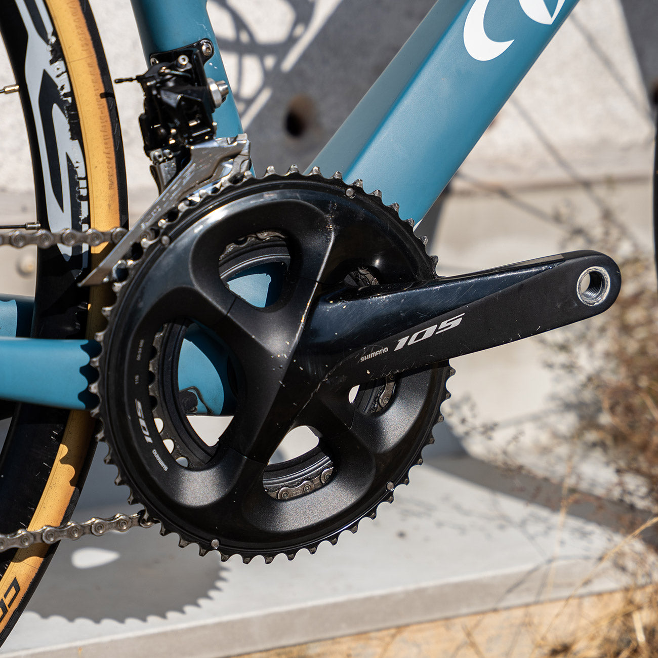 foto dettaglio guarnitura in carbonio shimano 105 11v