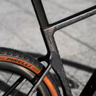 foto dettaglio colorazione carbonio trama x bicicletta gravel italiana