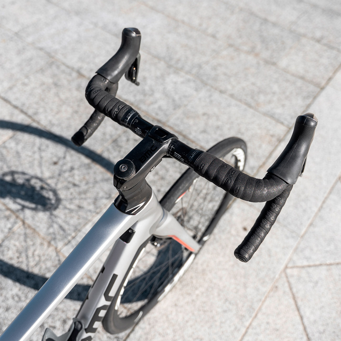 foto dettaglio cockpit integrato manubrio BMC Roadmachine 01 LTD