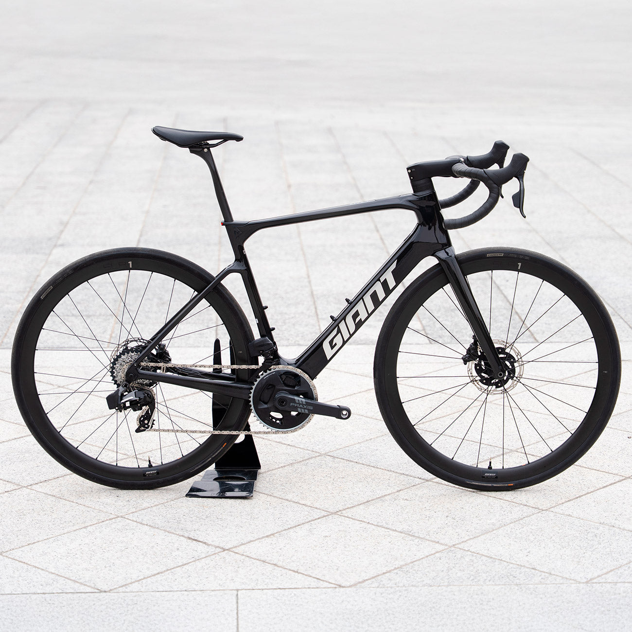 bici da corsa elettrica giant defy advanced elite+ dettaglio foto bici completa