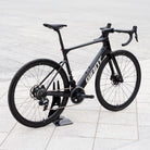 bicicletta da corsa elettrica giant dettaglio vista laterale 