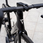 defy advanced e+ elite dettaglio logo bici 