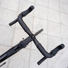 bicicletta da corsa elettrica dettaglio sterzo