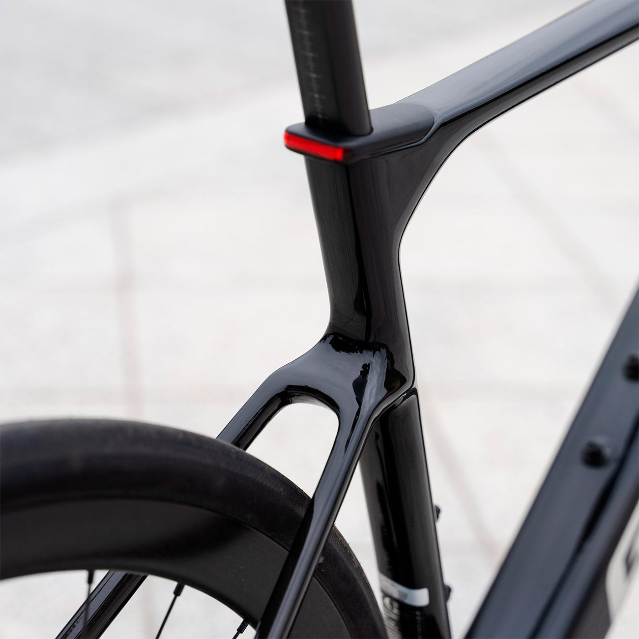 dettaglio luce posteriore regisella defy advanced elite