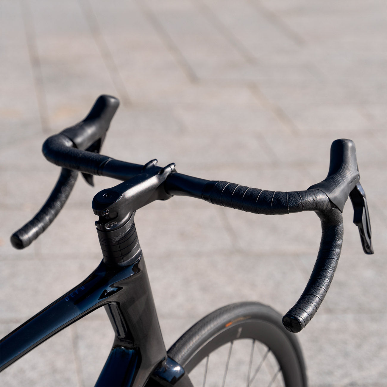 bicicletta da corsa in carbonio giant defy advanced dettaglio sterzo bicicletta
