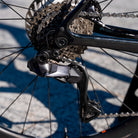 dettaglio cambio elettronico posteriore shimano ultegra di2 bicicletta da corsa in carbonio giant defy advanced pro