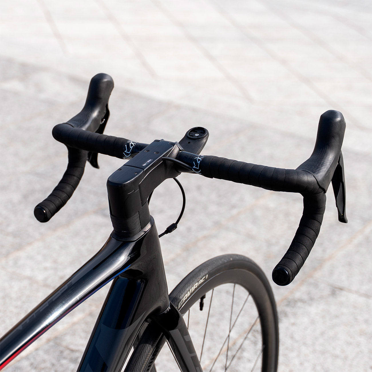 foto dettaglio sterzo bicicletta giant defy advanced pro 1