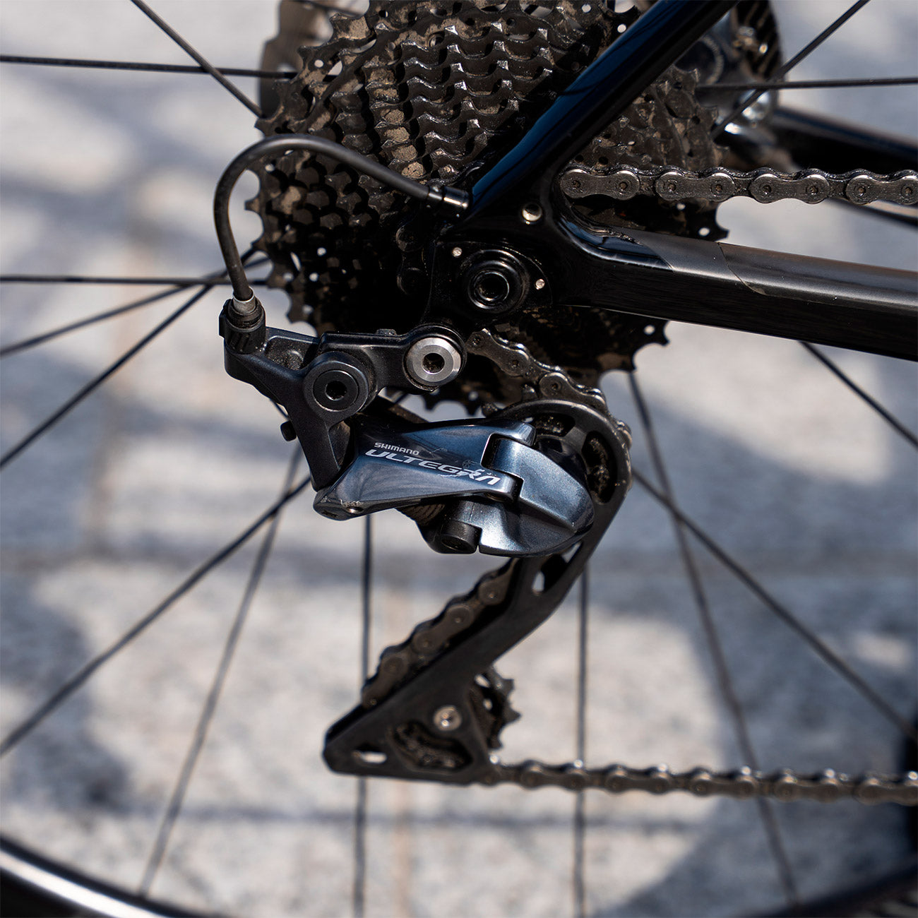 foto dettaglio deragliatore posteriore ultegra r8000 bicicletta da corsa in carbonio