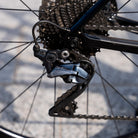foto dettaglio deragliatore posteriore ultegra r8000 bicicletta da corsa in carbonio