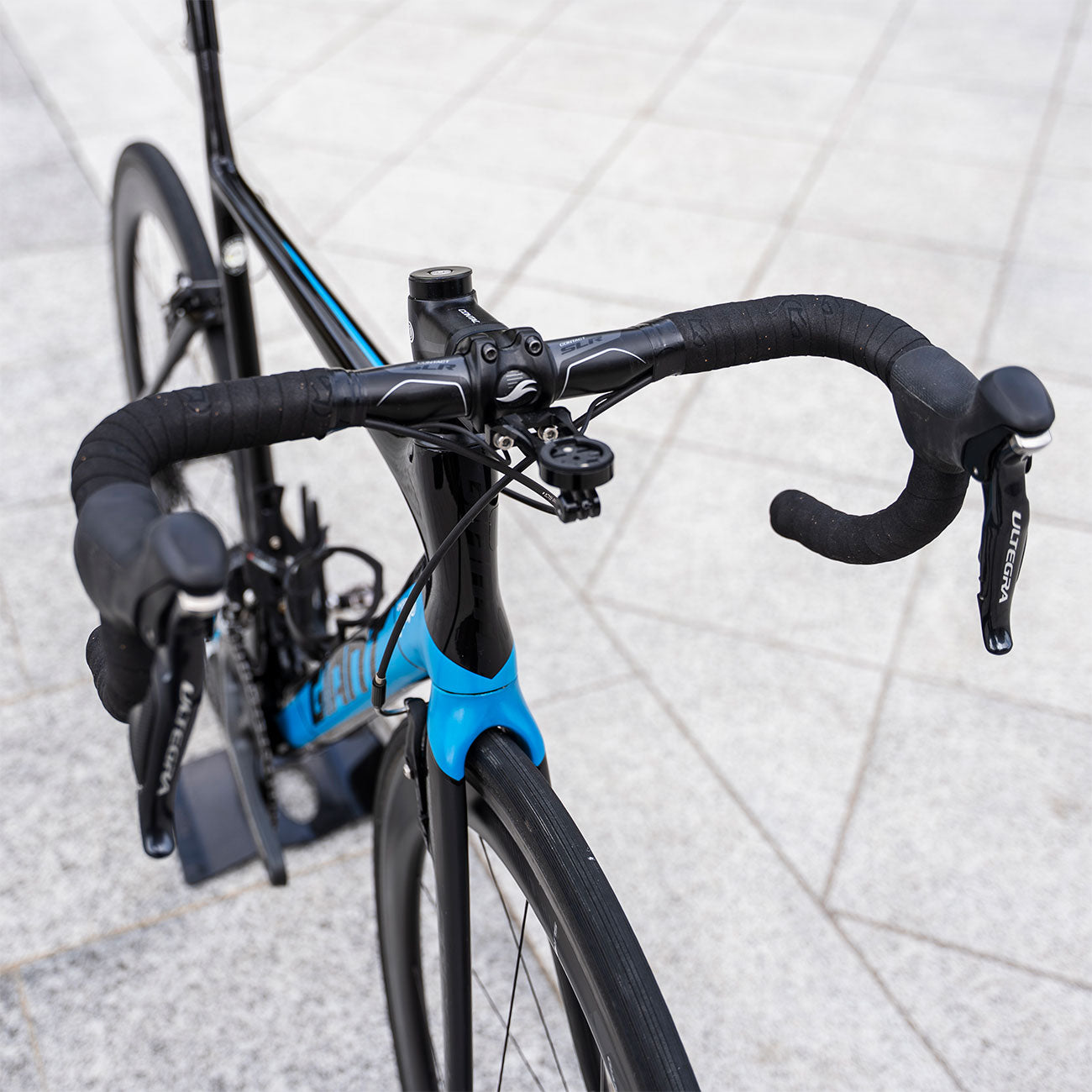 Foto dettaglio manubrio bicicletta carbonio usata Giant Propel Advanced SL 0 2017