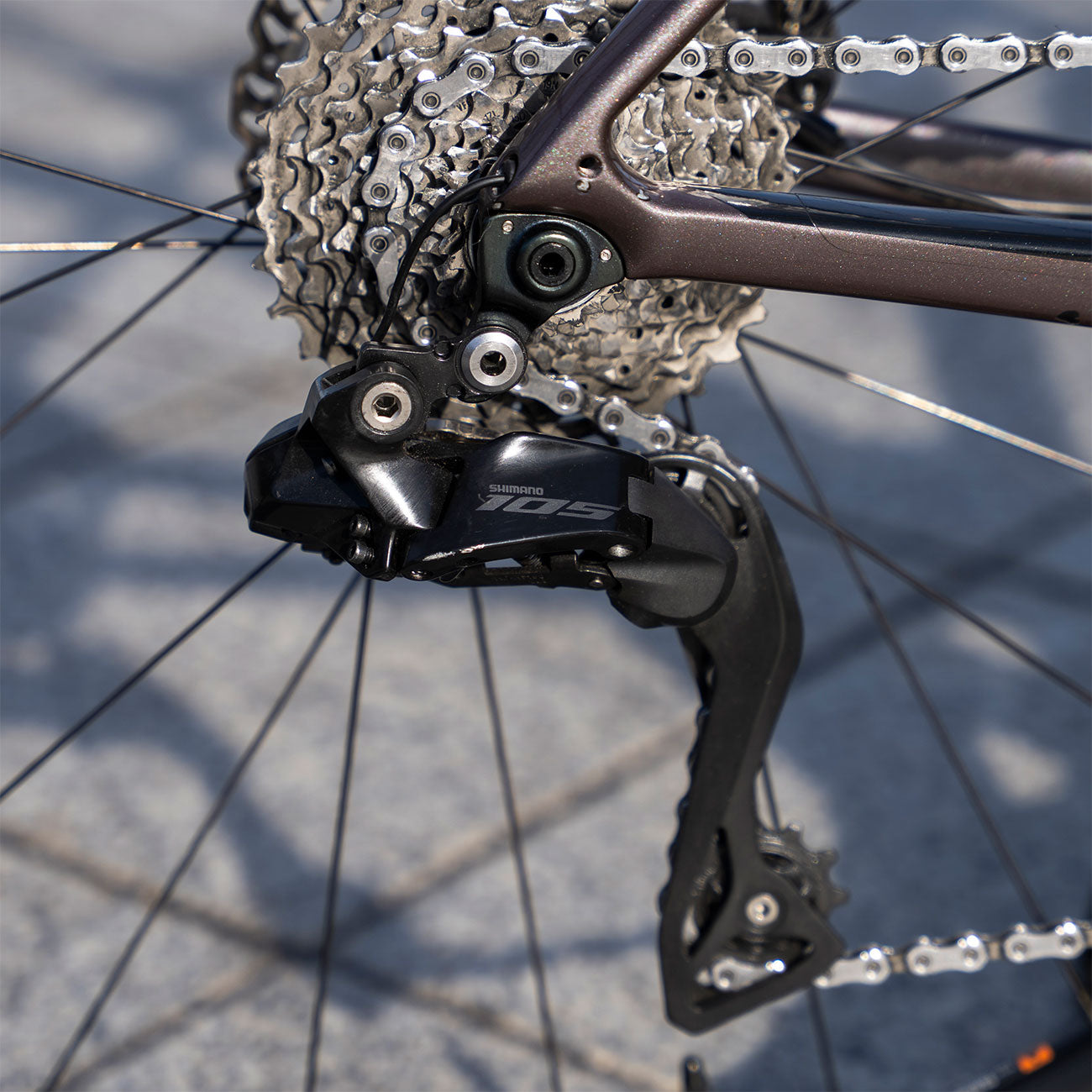 foto dettaglio shimano 105 bici da corsa Giant Defy Advanced 1 2023 taglia S