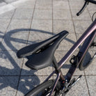 foto dettaglio sella bici da corsa Giant Defy Advanced 1 2023 taglia S