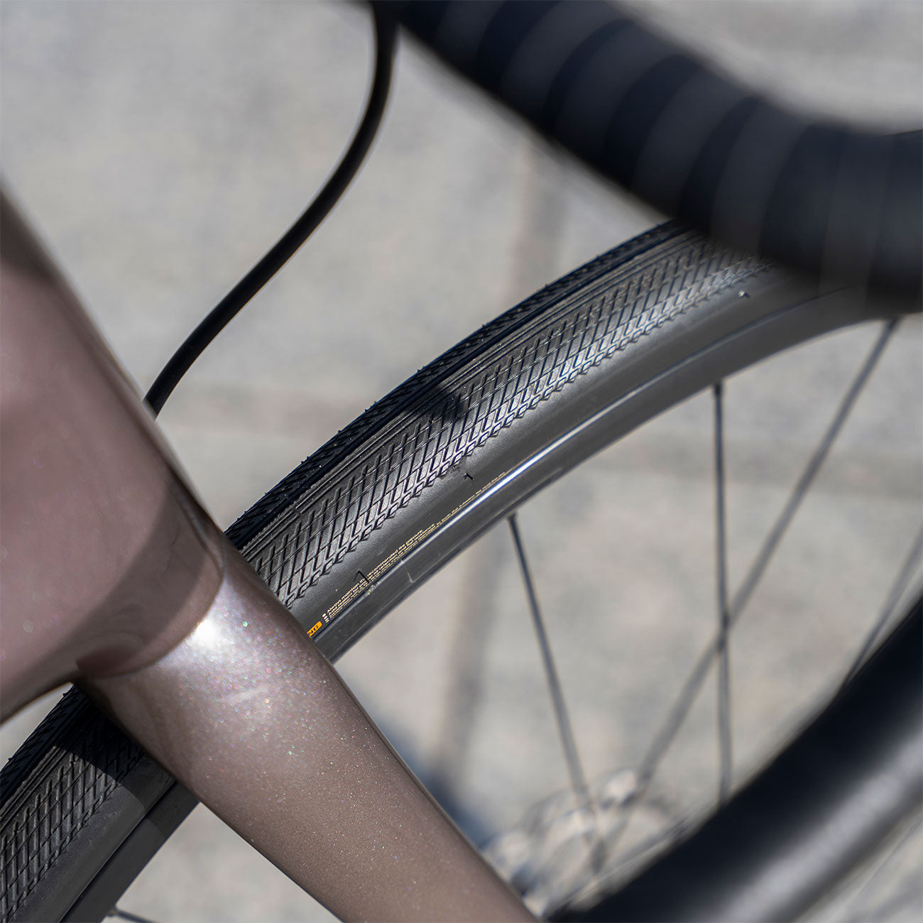 foto dettaglio copertone bici da corsa Giant Defy Advanced 1 2023 taglia S