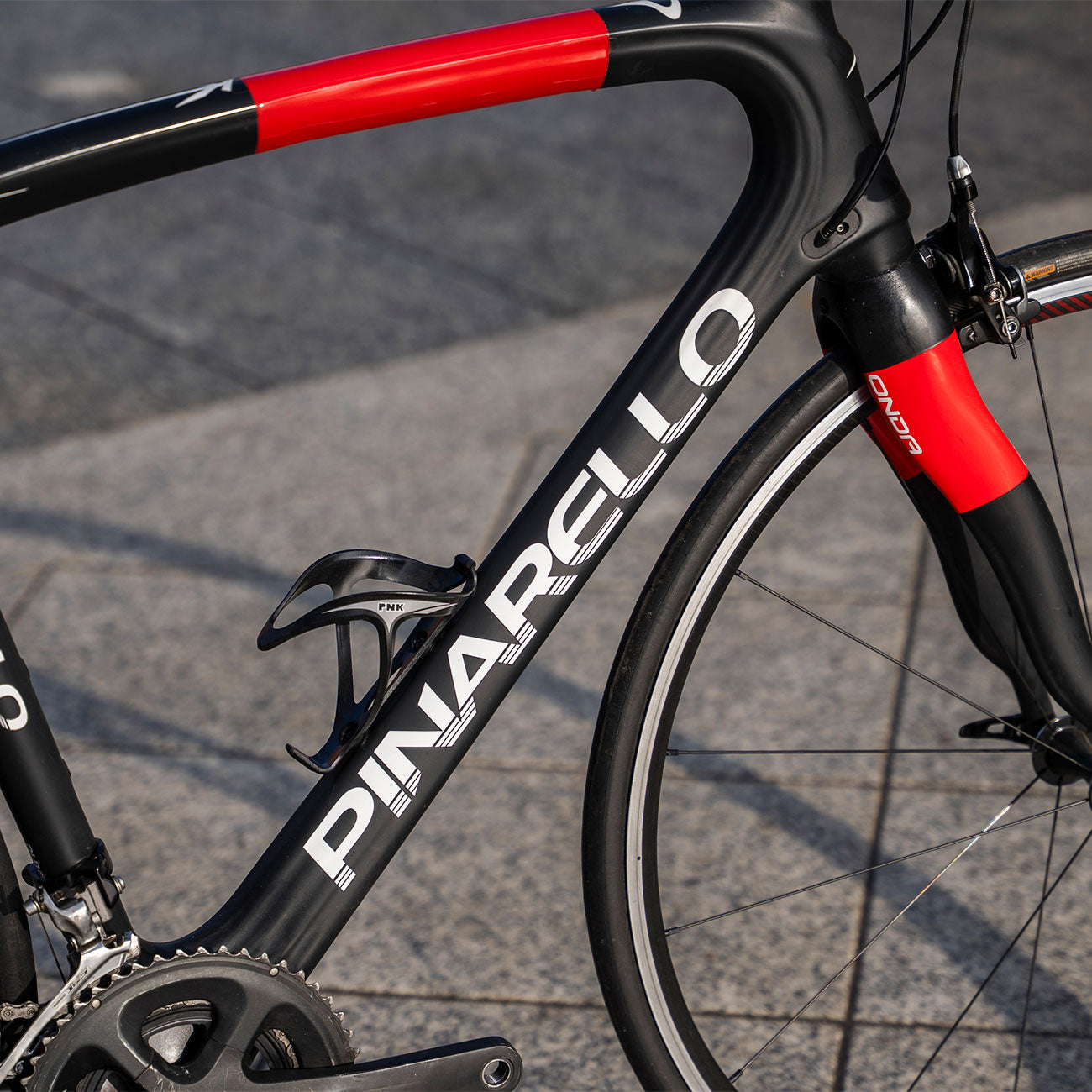 Foto dettaglio logo bicicletta da corsa Pinarello Razha