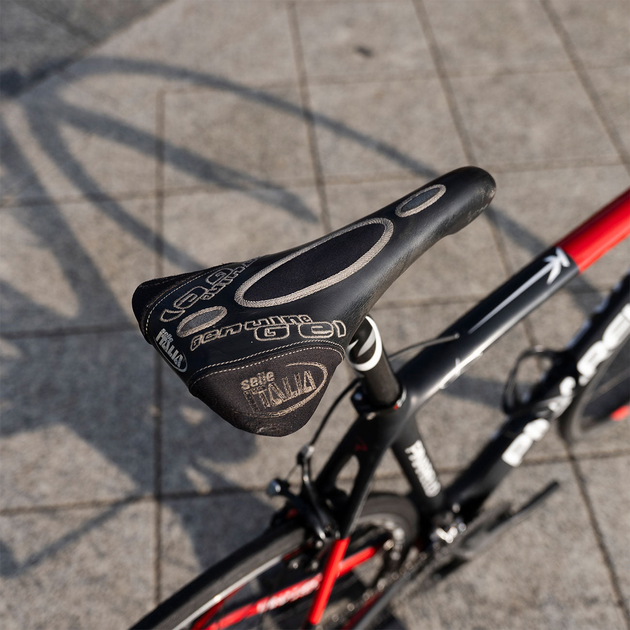 Foto dettaglio bici sella selle italia Pinarello Razha