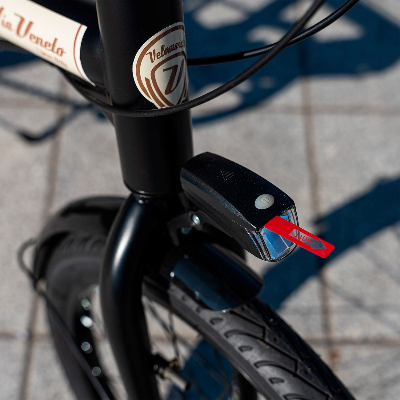 bici pieghevole via veneto dettaglio luce frontale