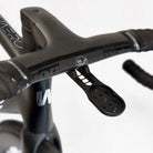 foto bici whistle dettaglio manubrio in carbonio fsa vision