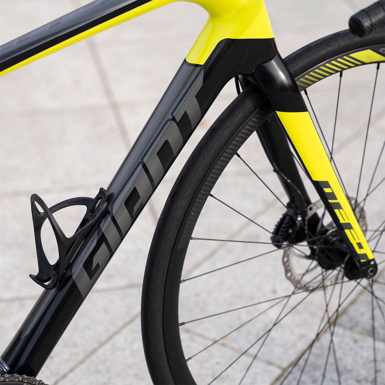 Foto dettaglio logo bicicletta da corsa tubo obliquo Giant Defy Advanced 1