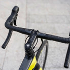 Foto dettaglio cockpit in alluminio bici da corsa in carbonio Giant Defy