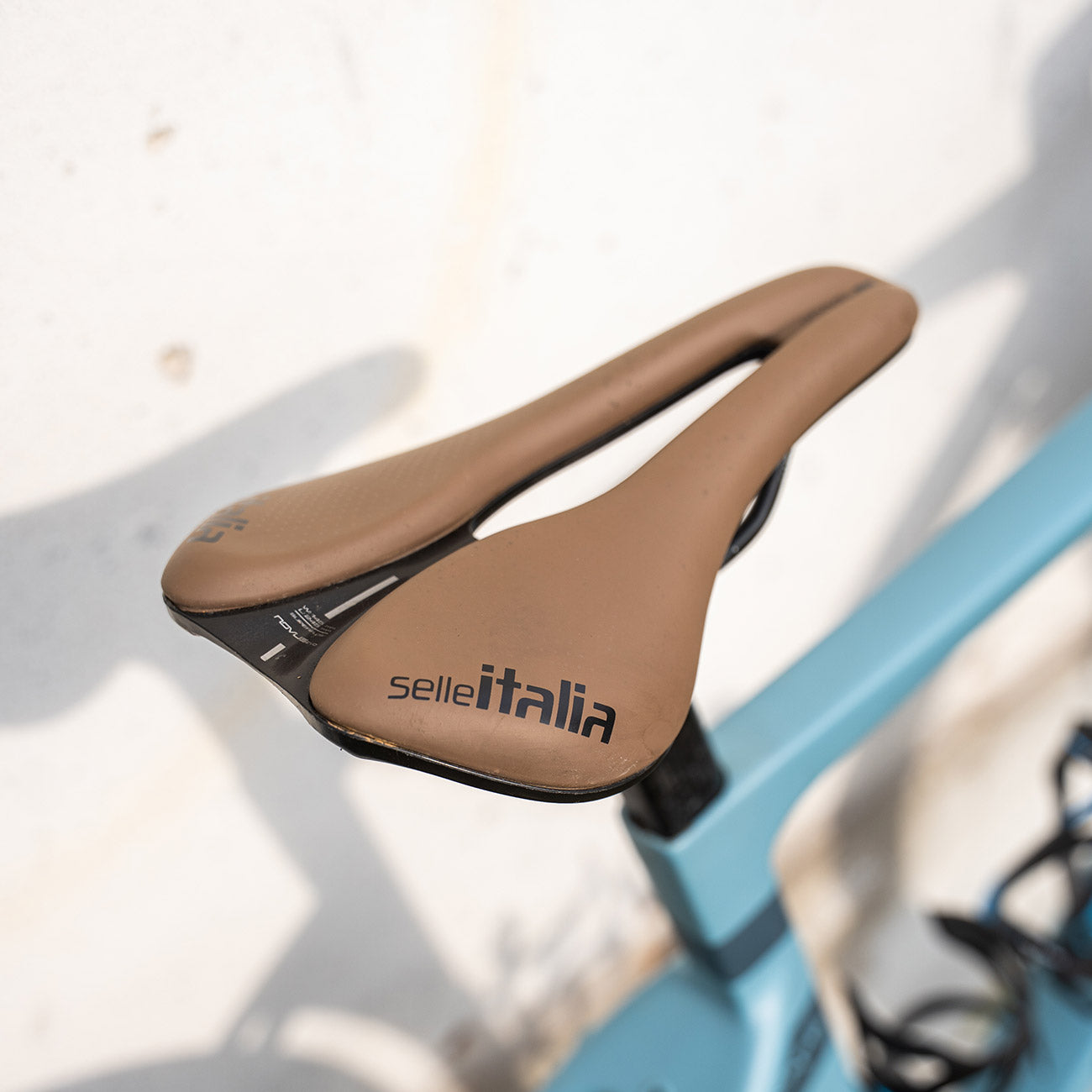 foto dettaglio sella in carbonio selle italia carbon