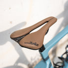 foto dettaglio sella in carbonio selle italia carbon